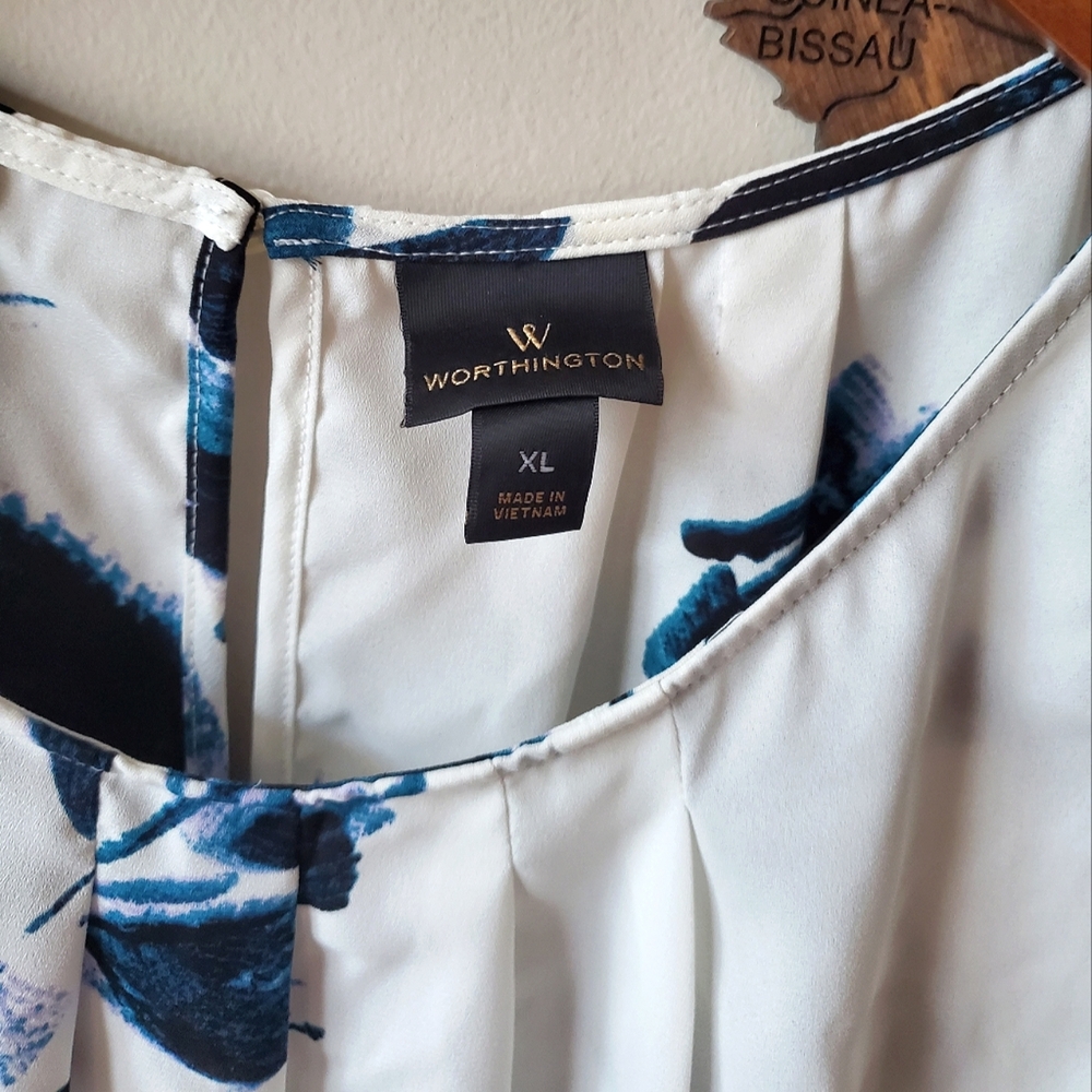 Flowy Blue Floral Blouse - Picture 3 of 6